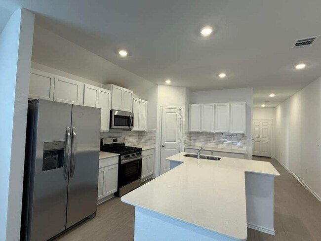 Building Photo - 223 Camargue Dr