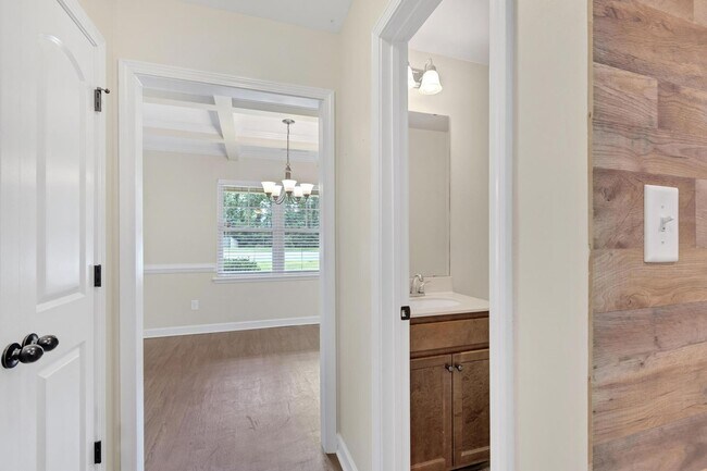 Building Photo - Bridgeport Home with Community Pool!