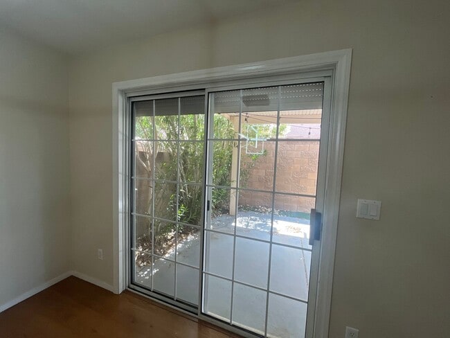 Building Photo - Charming Oversized 2 Bed, 2 Bath Townhouse...