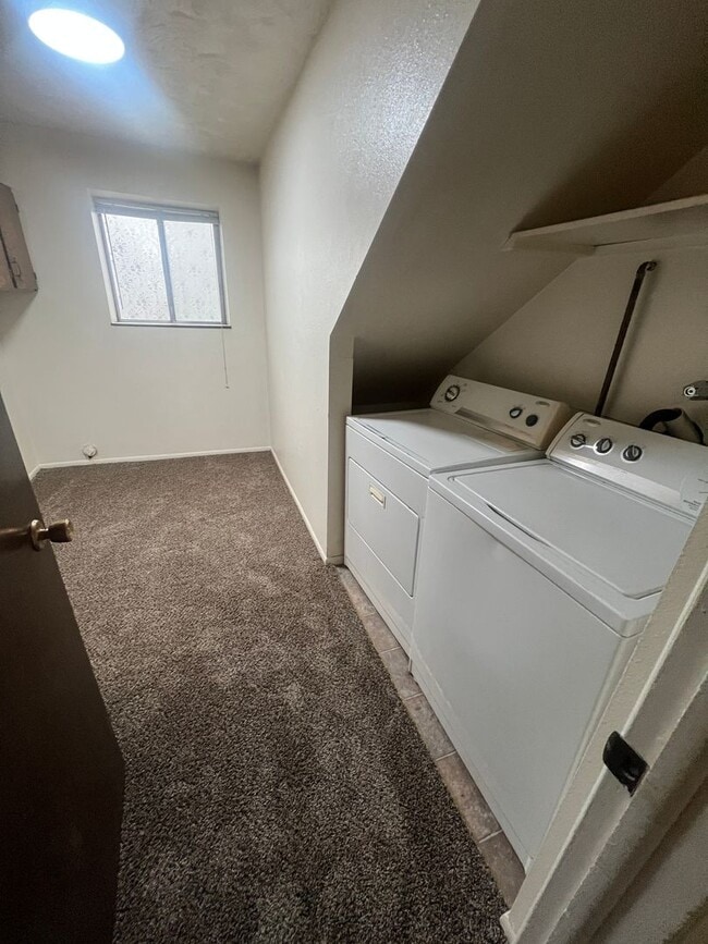 Building Photo - 1426-1426 E Poplar St