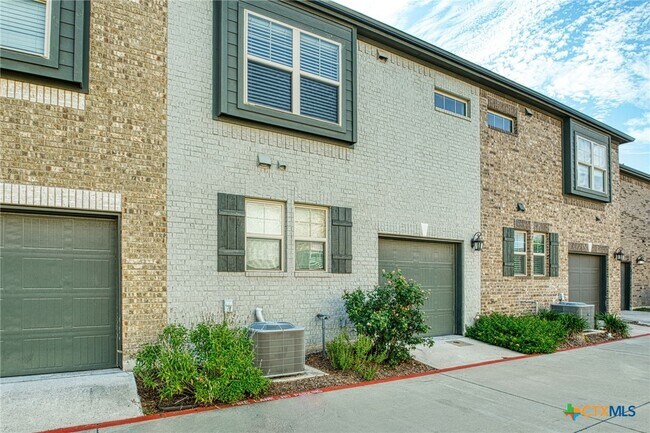 Building Photo - 7220 Wyoming Springs Dr