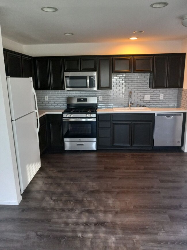 Building Photo - Newly Remodeled 4 bedroom 2 bathroom Avail...