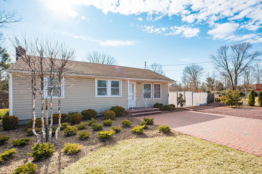 Building Photo - 1006 Merriam Rd