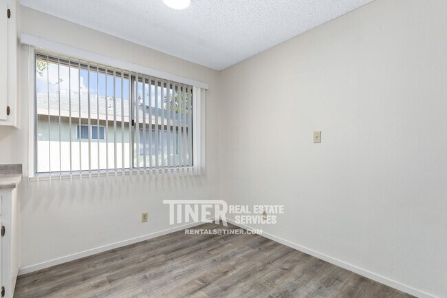 Building Photo - 10799 Coloma Rd