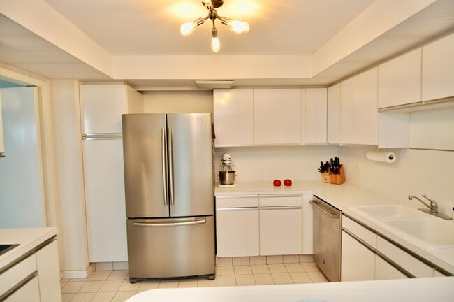 Building Photo - 2660 S Ocean Blvd