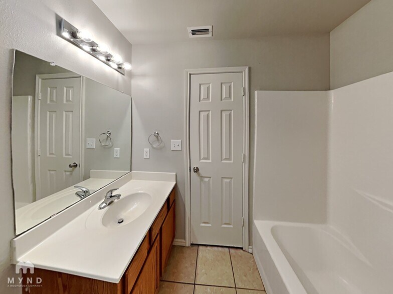 Building Photo - 524 N Brentwood Ave