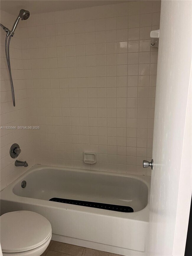 Building Photo - 1901 Bermuda Cir