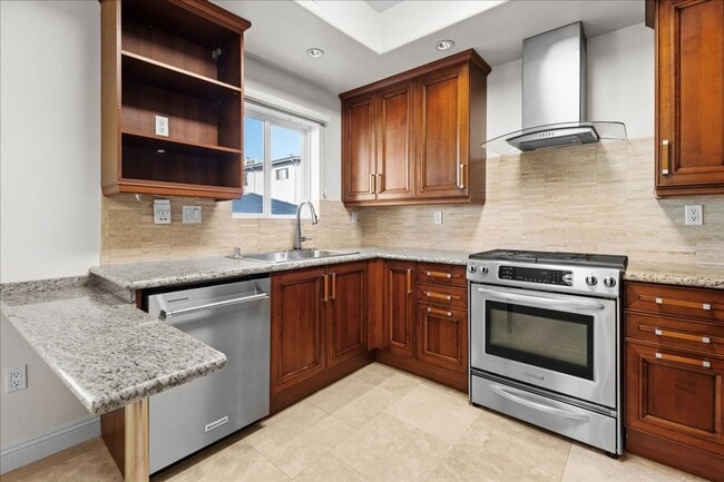 Building Photo - Spacious 3-Bedroom Tri-Level Townhome with...