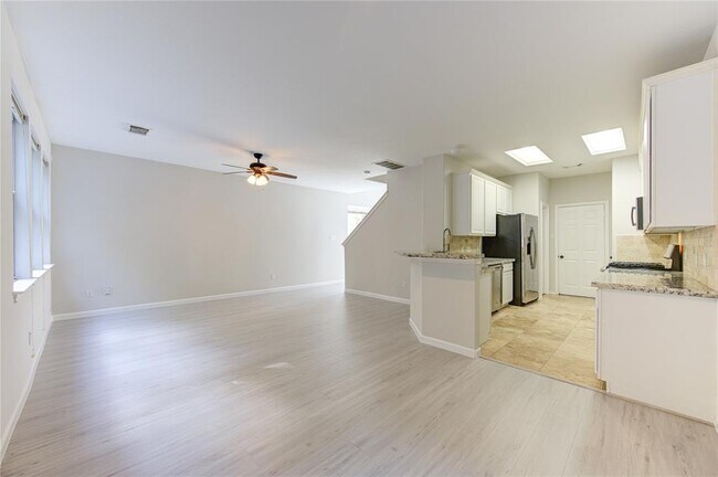 Building Photo - 15 Ledgestone Pl