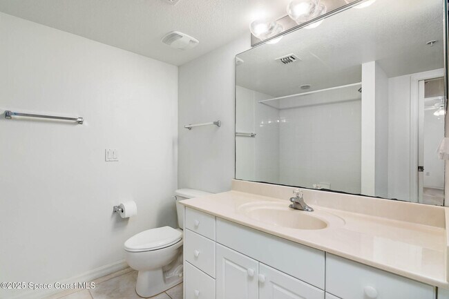 Building Photo - 7048 Sevilla Ct