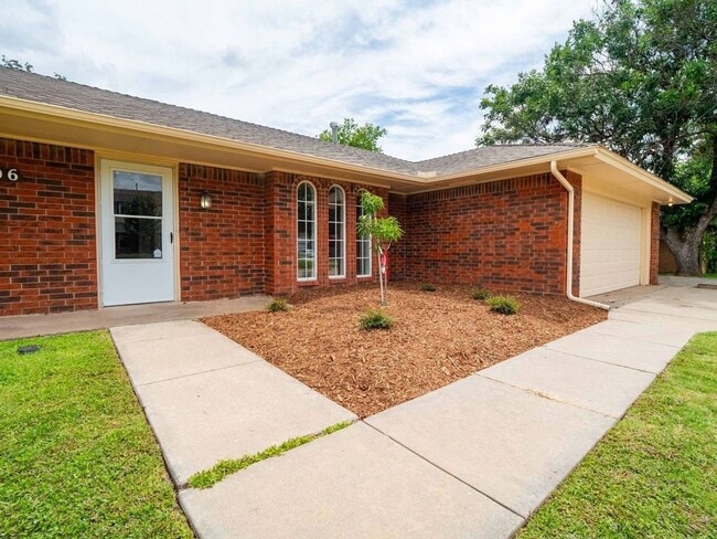 Building Photo - 4-bedroom, 2-bath Home Available in Westside Norman!