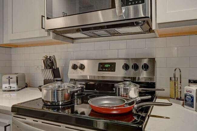 Building Photo - 1011 W Juneau Ave