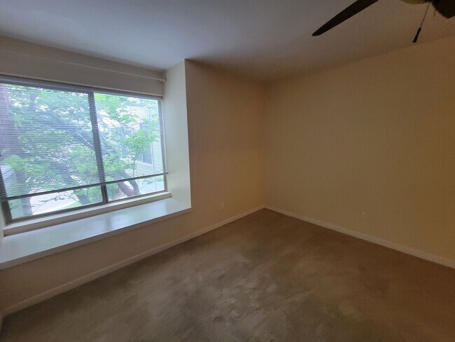Building Photo - Super spacious 1 bedroom condo in South Boulder with reserved parking