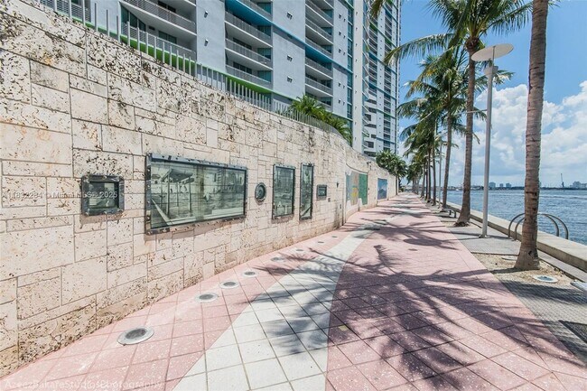 Primary Photo - 325 S Biscayne Blvd