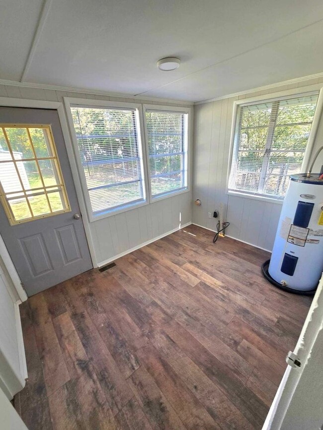 Building Photo - 5 bed and 3 bath (4 bed/2bath house) & (1 bed/1 bath home)