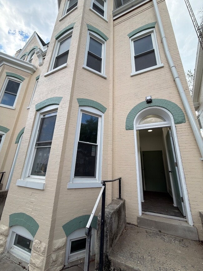 Building Photo - 267 S Potomac St