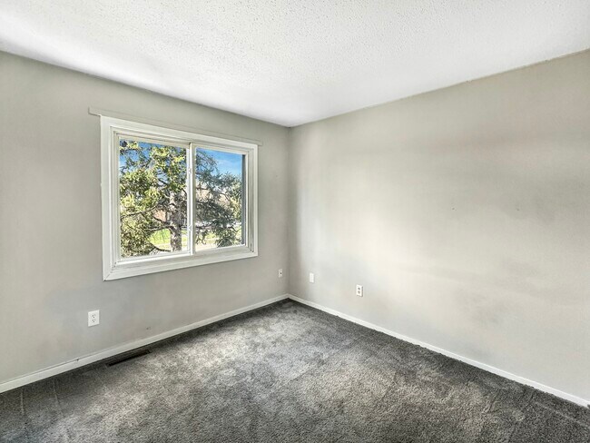 Building Photo - 607 E Burnsville Pkwy