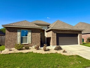 Building Photo - 3-Bedroom Home with Central AC, Gas Fireplace & Spacious Backyard