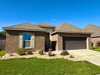 Building Photo - 3-Bedroom Home with Central AC, Gas Fireplace & Spacious Backyard