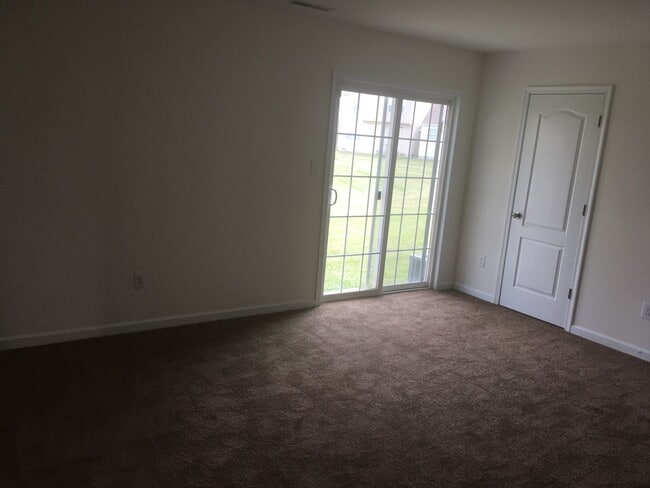 Building Photo - Room for a large family!
