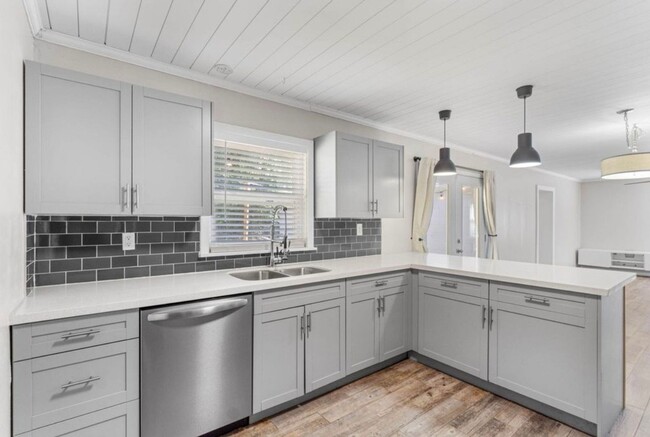 Building Photo - Charming 3-Bedroom Home in Pensacola!