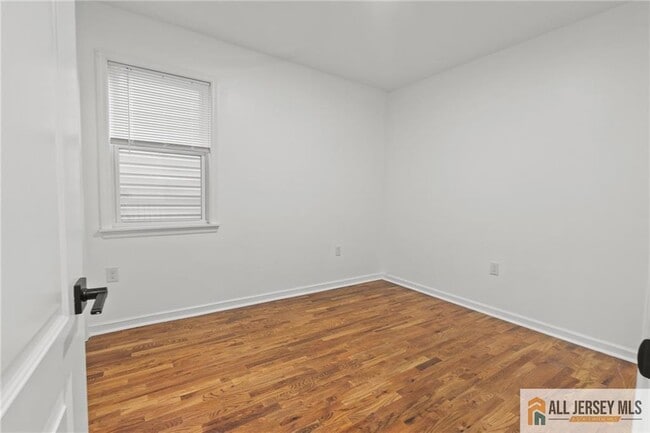 Building Photo - 362 1/2-362 New St