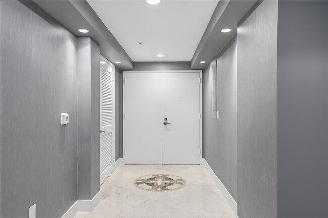 Building Photo - 3030 NE 188th St