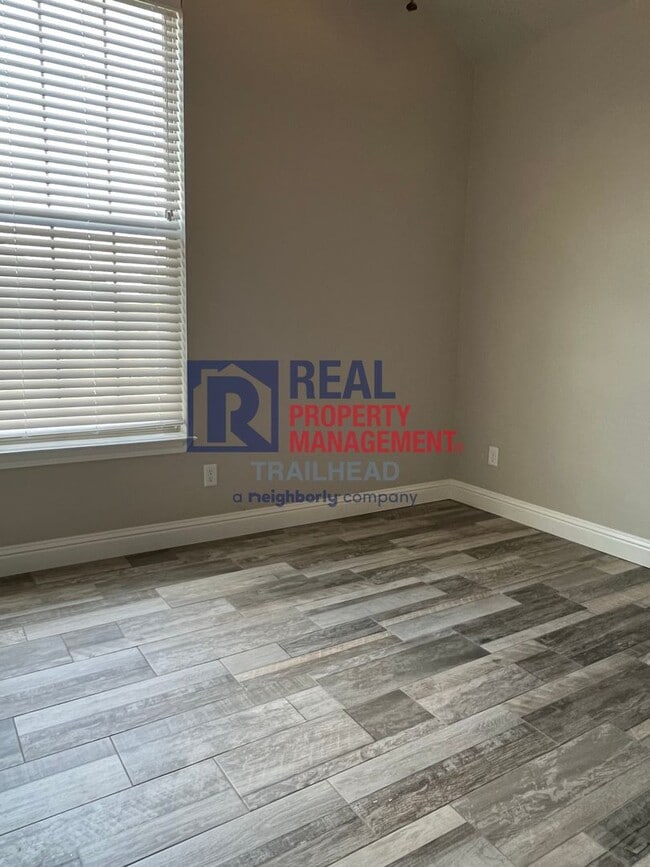Building Photo - Stunning 3 Bed 2 Bath Home in Gated Lakesi...