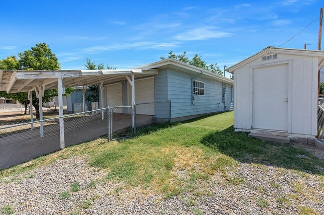 Building Photo - 3 Bedroom 2 Bath Conveniently Located House!