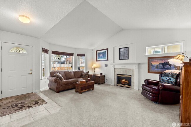 Building Photo - Quiet Updated Townhome in Prime Location!
