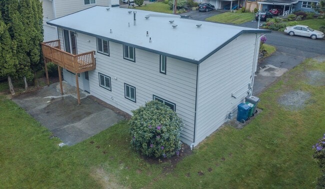 Building Photo - APPLICATION PENDING - 4bed/3bath home in F...