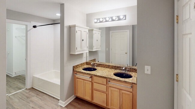 Building Photo - 718 W Trade St