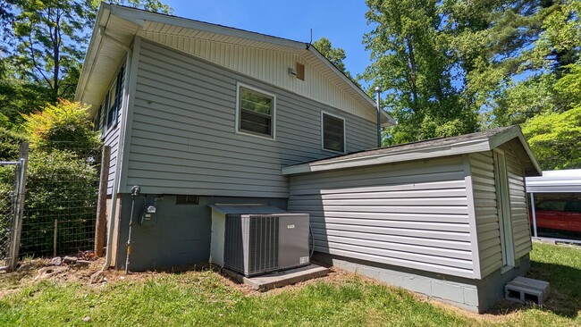 Building Photo - Private 3/1 House With Large Covered Porch...