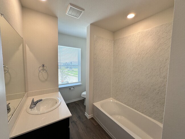 Building Photo - 634 White Ash Dr