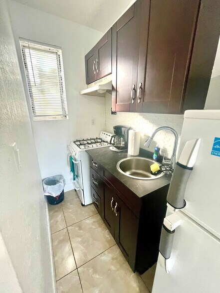 Building Photo - 338 Van Buren St