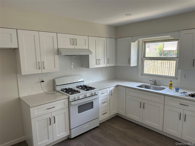 Building Photo - 450 E Penn St