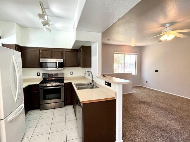 Building Photo - 3 Bedroom Condo located off of Warm Springs and South Durango!!! Southwest Location!