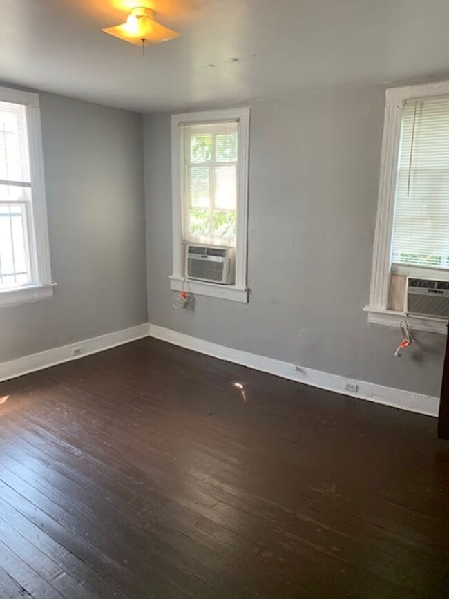 Building Photo - Charming Coming Street Retreat in the Heart of Historic Charleston