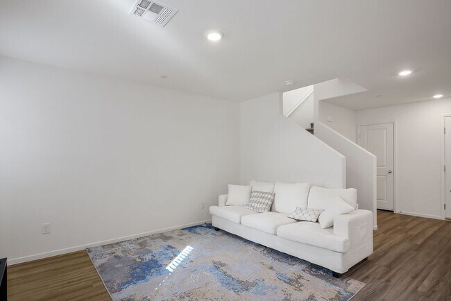 Building Photo - "Charming 3-Bedroom Townhouse with 2.5 Baths in Scenic Las Vegas Locale!"