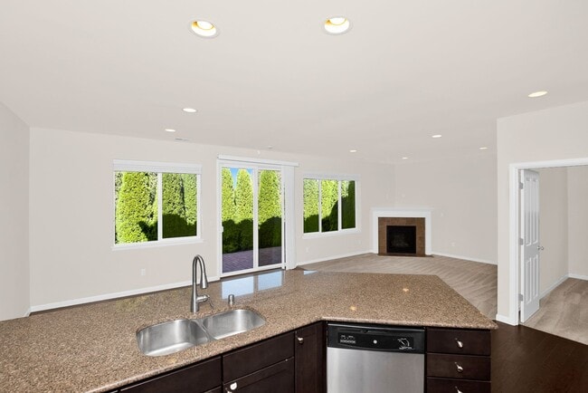 Building Photo - Gorgeous 4 Bedroom Lynnwood Home