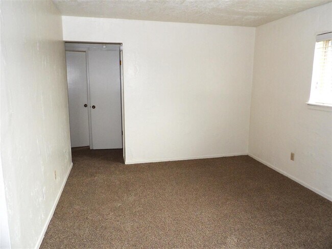 Building Photo - 6405 NW Oak Ave