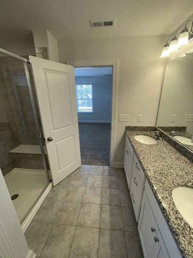 Building Photo - 3 Bd 3.5 Ba end unit townhouse