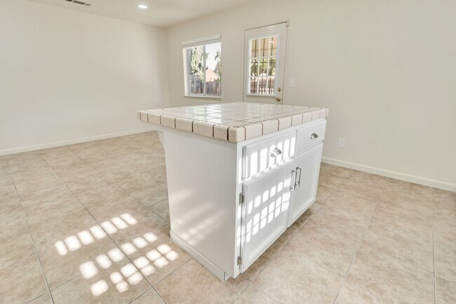 Building Photo - BEAUTIFUL 4 BEDROOM HOME WITH SWIMMING POOL!
