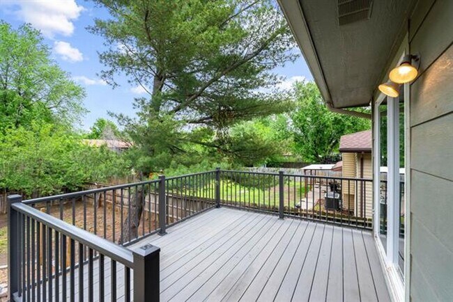 Building Photo - Spacious home near 55th st. S. and Broadway