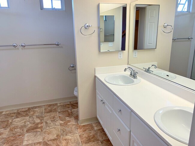 Building Photo - Beautiful SFH 4 bedroom, 2.5 bath, garage with large yard