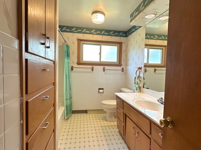 Full Bathroom - 848 W Cecil St