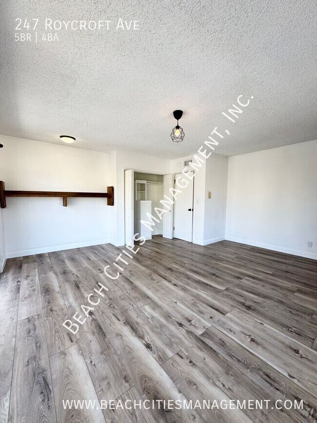 Building Photo - 247 Roycroft Ave