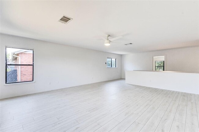 Building Photo - 1200 Del Roy Dr