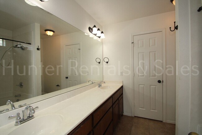 Building Photo - Spacious 4 bedroom in Goodnight Ranch