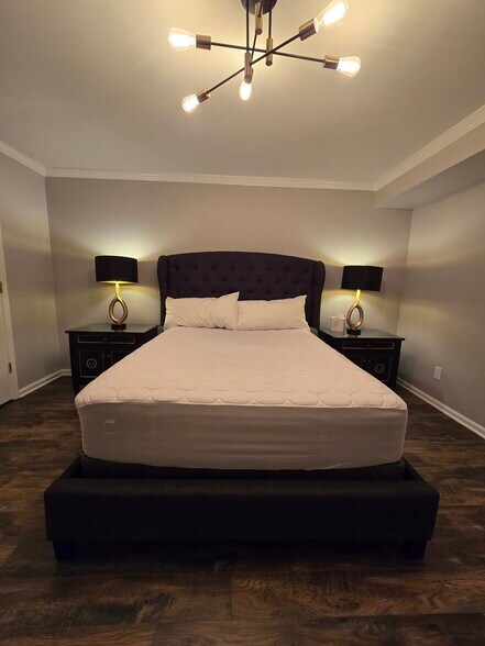 Queen Bed - 2875 Whitby Dr